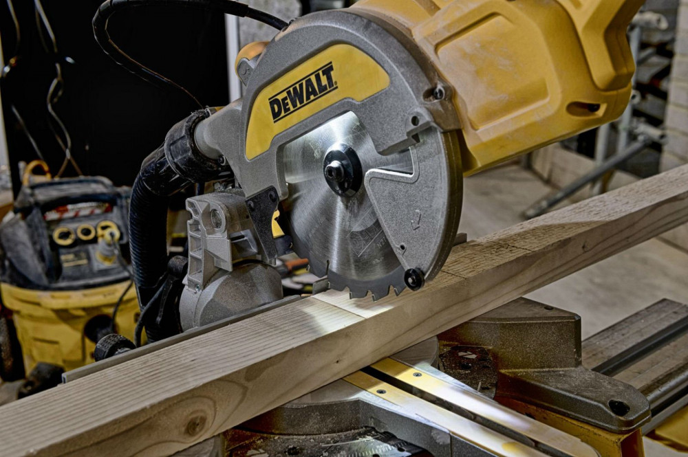 DeWALT Pokosová píla DWS777