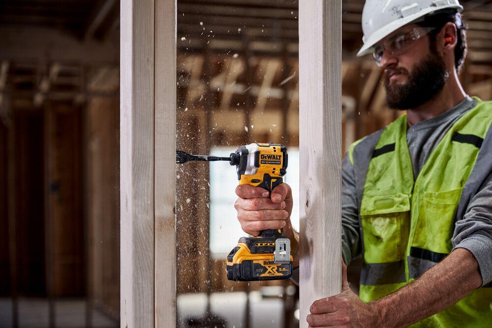 DeWALT Aku rázový uťahovač 18V (1/4") DCF850P2T