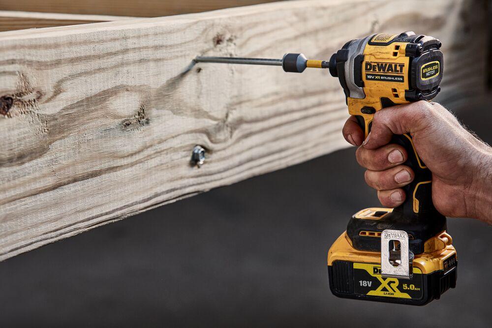 DeWALT Aku rázový uťahovač 18V (1/4") DCF850P2T