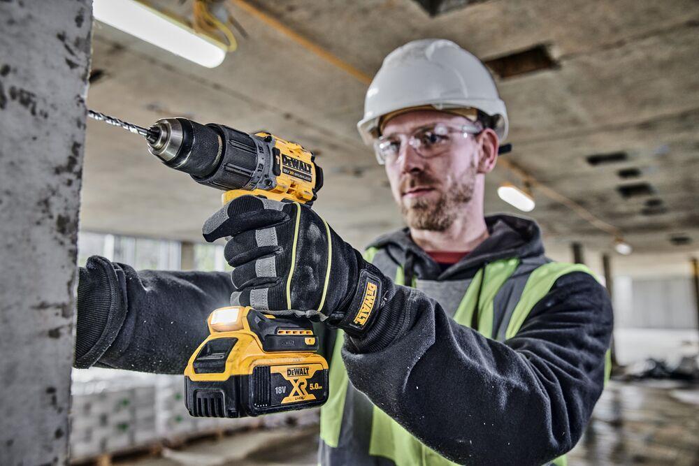 DeWALT Aku skrutkovač príklepový 18V DCD805P2T
