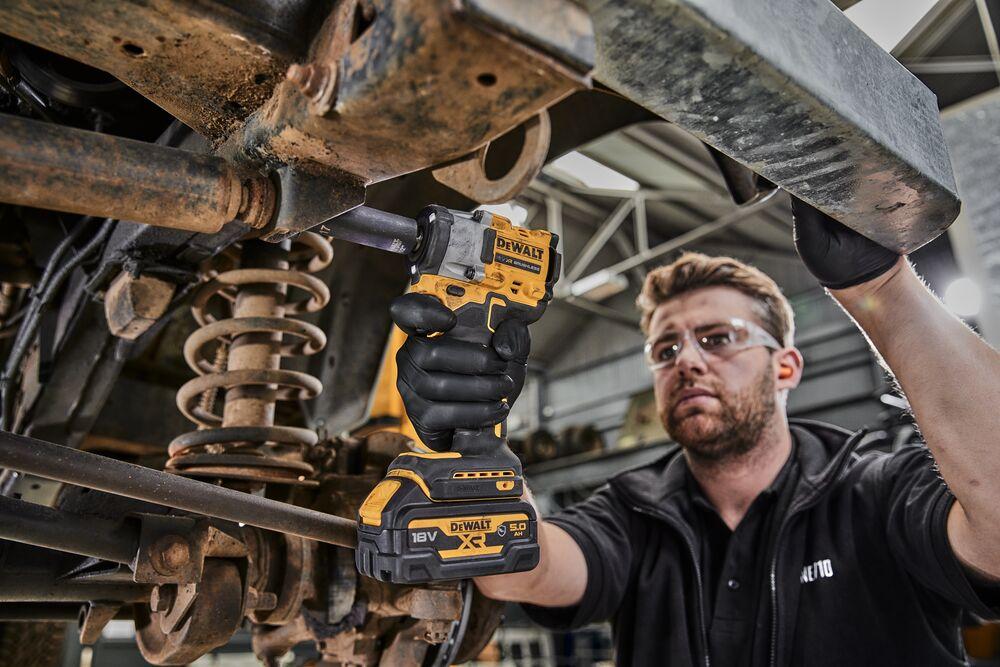 DeWALT Aku rázový uťahovač 18V (3/8") DCF923P2G