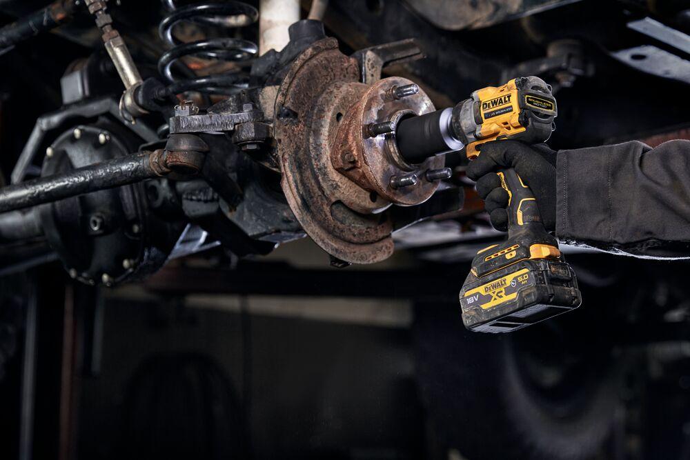 DeWALT Aku rázový uťahovač 18V (3/8") DCF923P2G