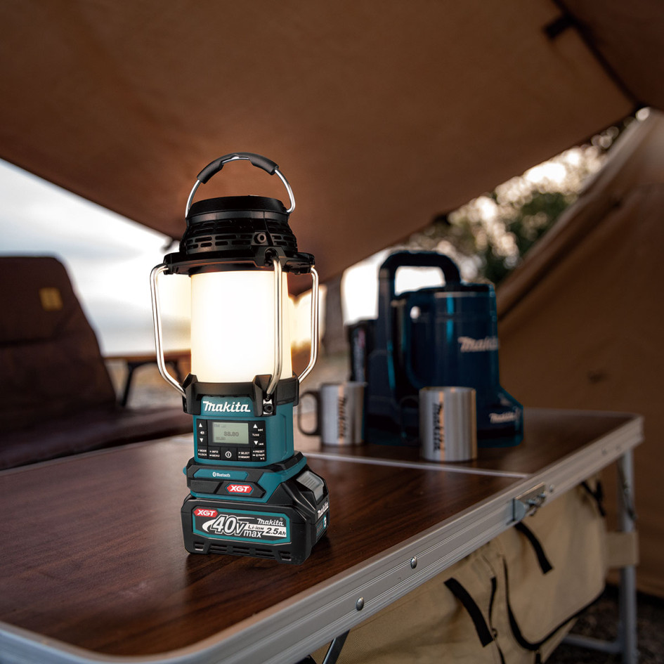 Makita Aku svetlo s rádiom 40V MR009G