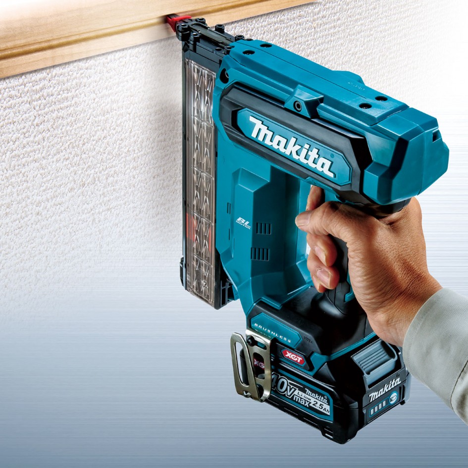 Makita Aku klincovačka 40V FN001GZ