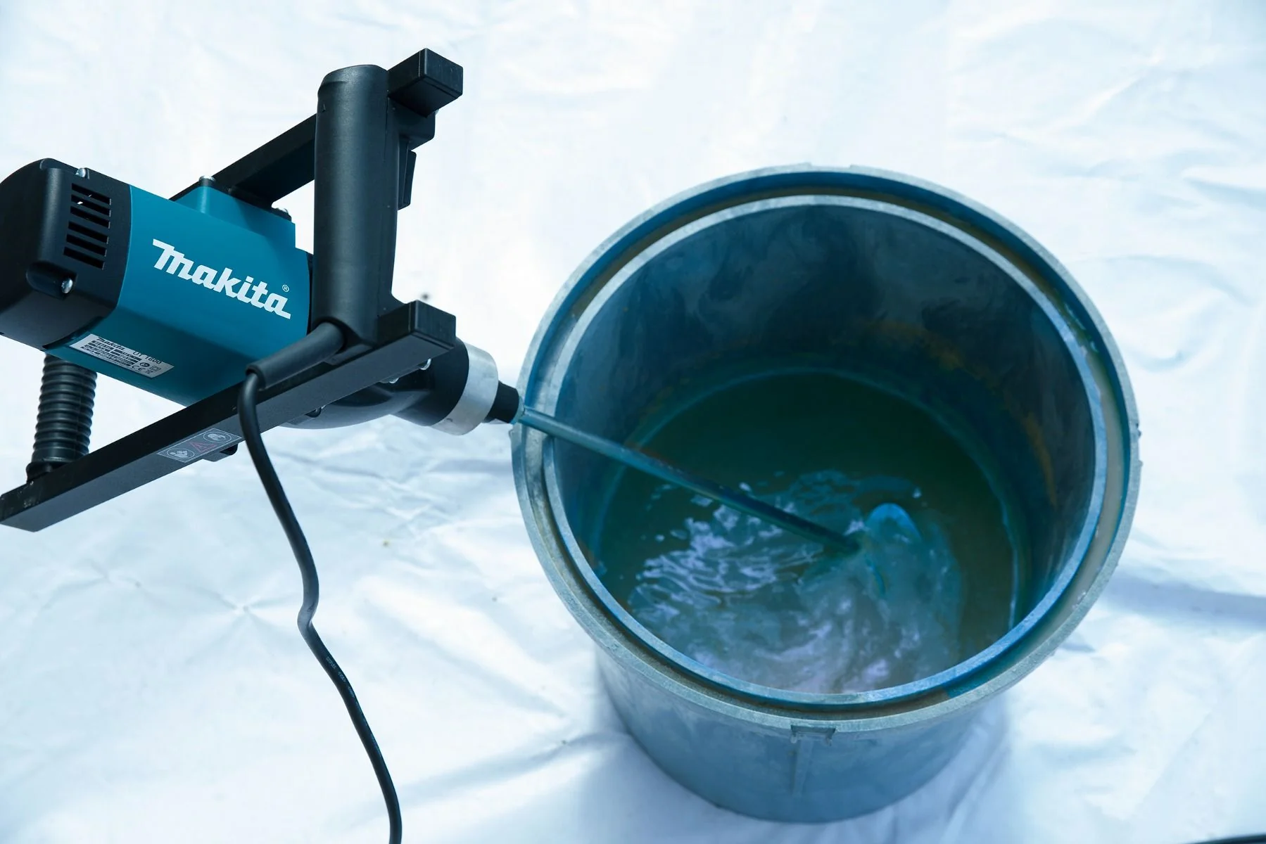 MAKITA Elektrické miešadlo UT1600