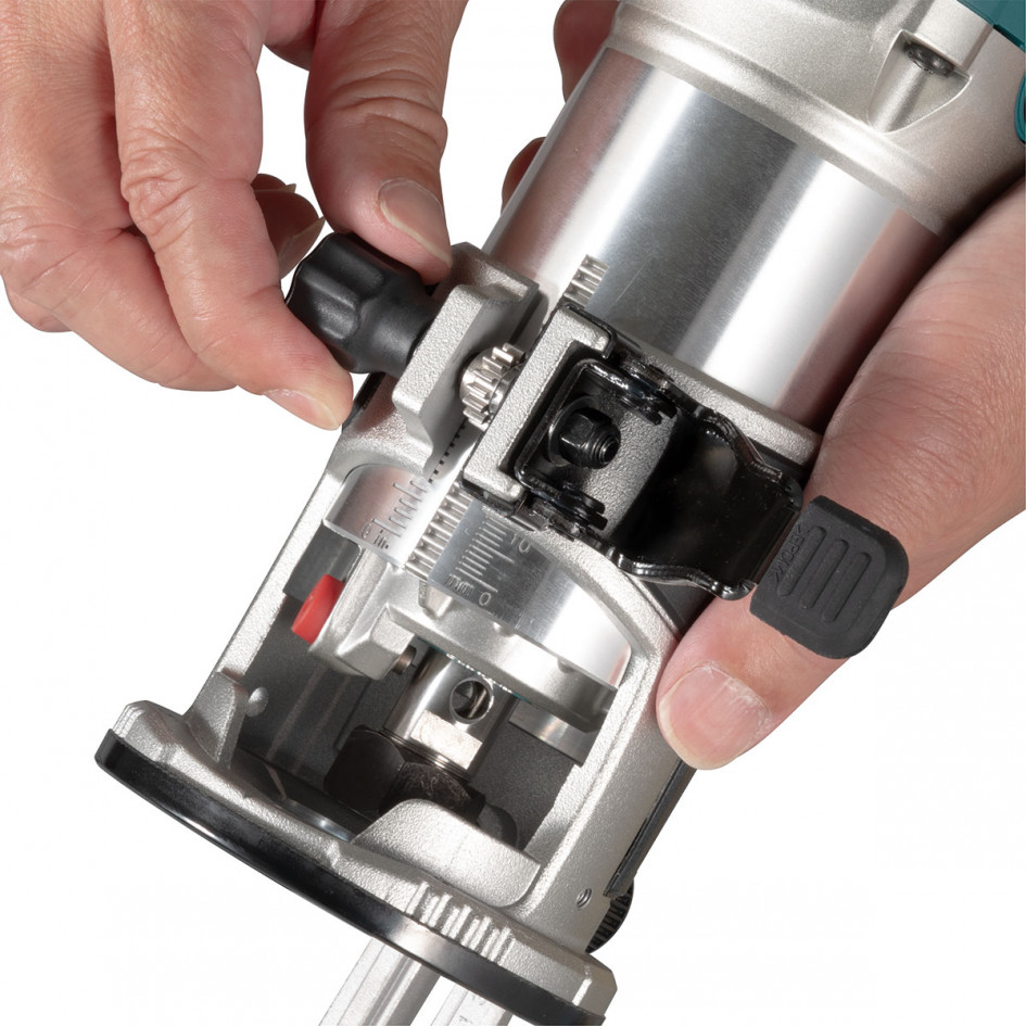 MAKITA Jednoručná fréza RT0702C